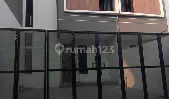 Rumah Baru Gress di Mulyosari, Lingkungan Tenang & Akses Mudah.