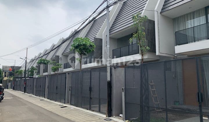Rumah Mewah Siap Huni Fasilitas Taman Kota Jagakarsa Jakarta