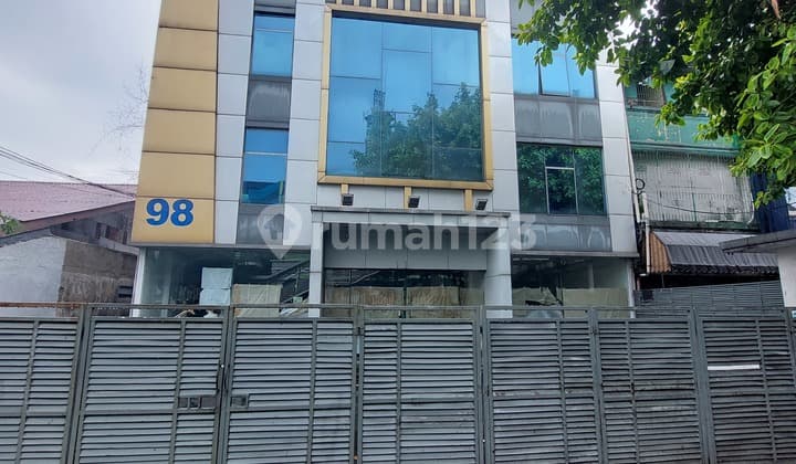 Gedung 3 Lantai di Jl Mampang Prapatan Raya, Tegal Parang