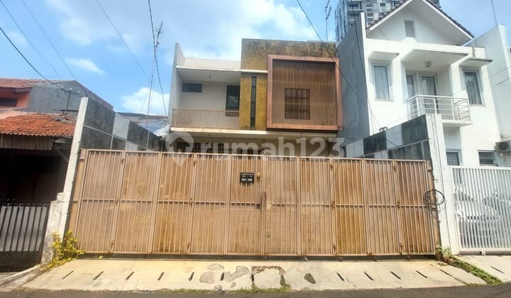 Rumah Apik 2 Lantai di Tebet Barat Dalam. Dkt ke Jl Mt Haryono