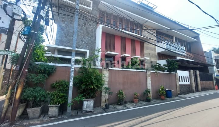 Rumah Apik 2 Lantai Utan Kayu Utara, Matraman. Dkt ke Jl Pramuka