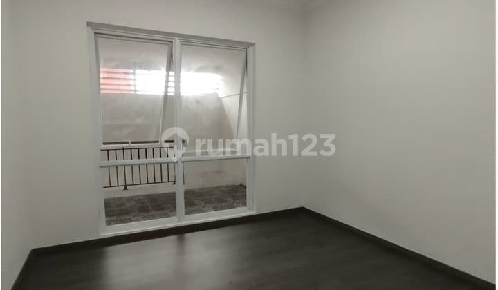 Bebas banjir, Rumah Baru Full RENOV. 4+1 KT 3 KM Cluster hadap taman di Graha Raya Serpong