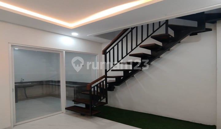 Rumah Keluarga BRAND NEW 4+1 KT dan 3 KM langsung Huni terletak di Graha Raya Serpong