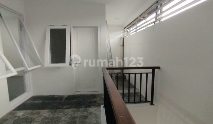 Bebas banjir, Rumah Baru Full RENOV. 4+1 KT 3 KM Cluster hadap taman di Graha Raya Serpong