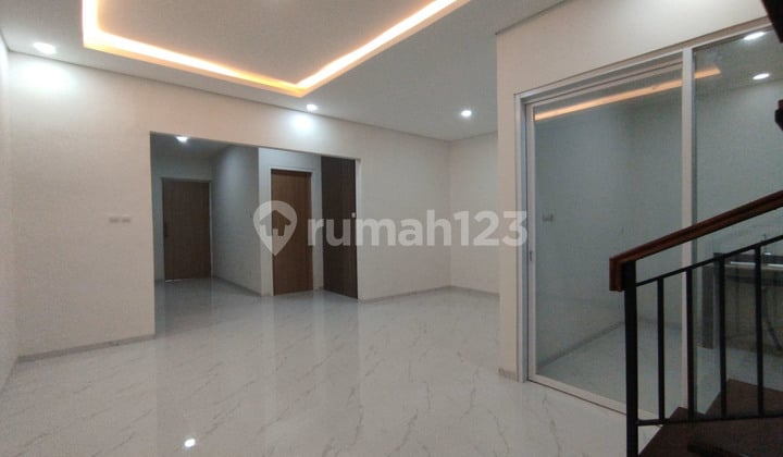 Murah Banget Rumah Full Renov 4+1 Kamar,Bebas Bocor & Banjir Siap Huni di Graha Serpong