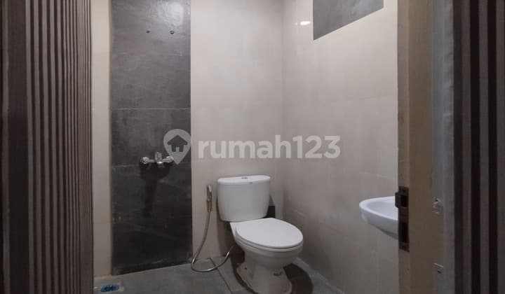 Bebas banjir, Rumah Baru Full RENOV. 4+1 KT 3 KM Cluster hadap taman di Graha Raya Serpong