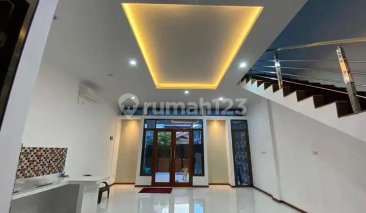 Rumah Cantik,tebet Timur,3 Lantai,strategis,fresh
