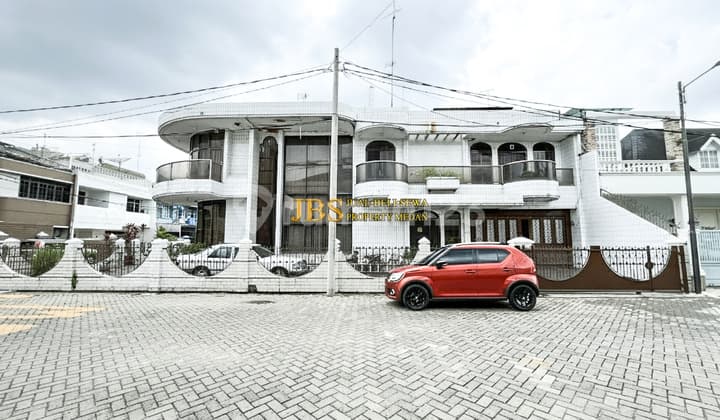 Dijual Rumah 2,5 Tingkat Kondisi Siap Huni Komplek Taman Polonia 1