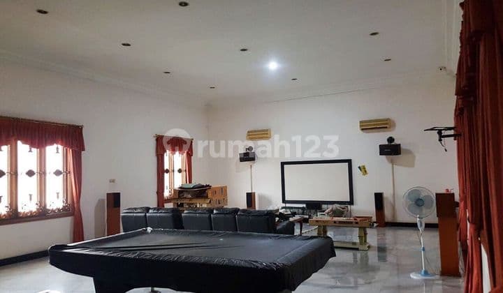 Rumah Mewah di Taman Semanan Indah, Semi Furnished, Private Pool