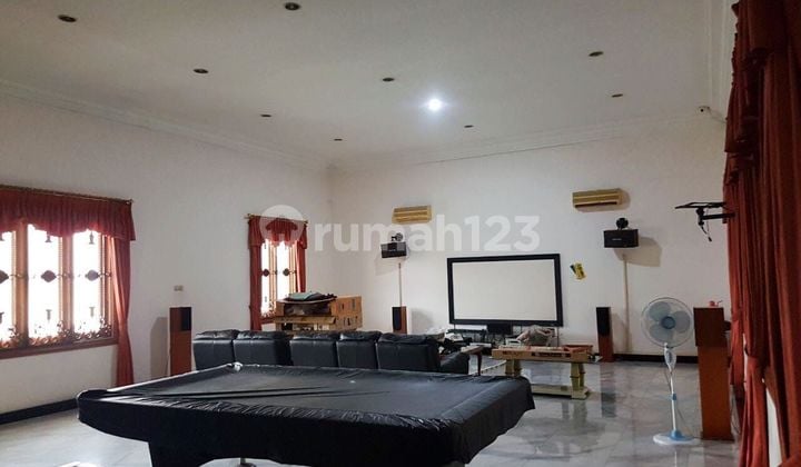 Rumah Mewah di Taman Semanan Indah, Semi Furnished, Private Pool