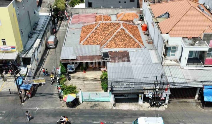 Rumah dengan Lokasi Strategis di Jakarta Selatan, Posisi Hoek, Hadap Utara