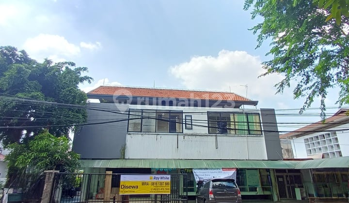 Disewa Rumah 2 Lantai Posisi Hook, Hadap Selatan-Barat Siap Pakai di Rawamangun