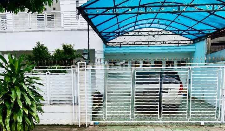 Two-Story Semi-Furnished House, 300m2 Area, Move-In Ready, Puspitaloka BSD.