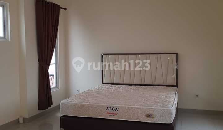 Disewa Rumah Alicante Gading Serpong Kawasan Il Lago Lt 10x18m, Lb 164, 3 Ac, Gordyn Hadap Utara