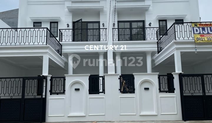 For Sale Strategic House in South Tangerang with Rooftop Chandelier