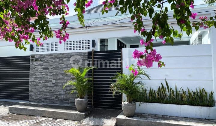 Modern Villa 2BR Central petitenget Kerobokan luas 150m²