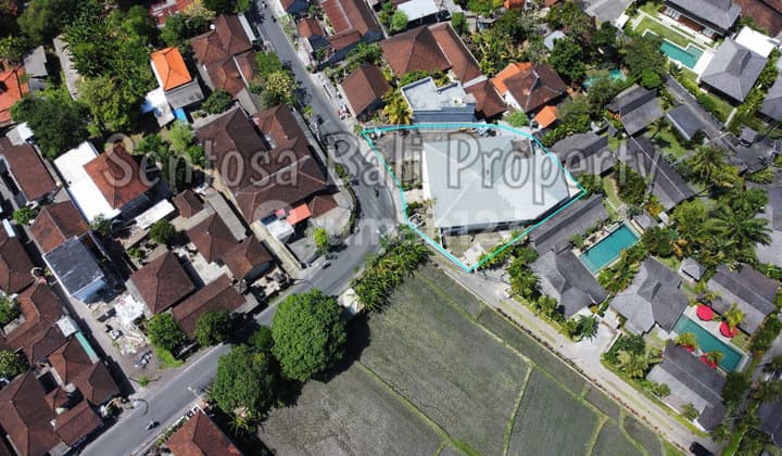 Tanah Ada Bangunan Gudang di Kerobokan Badung