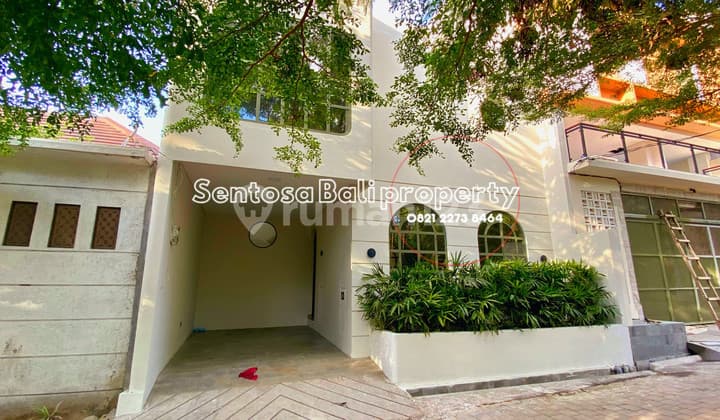 Brand New Modern 2 Bedrooms Villa 100M² In The Heart Of Berawa Canggu .