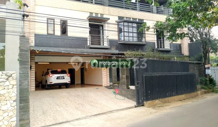 Rumah Lux Full Furnished di Komplek Elit Setrasari, Pasteur