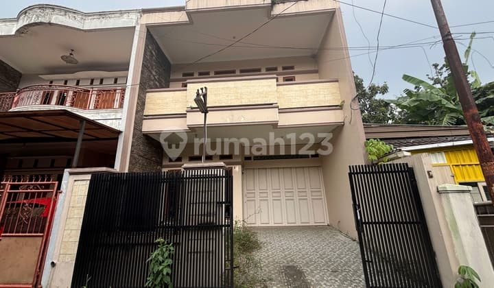 Rumah 2 Lantai, Bangunan Luas, Siap Huni di Turangga Bandung