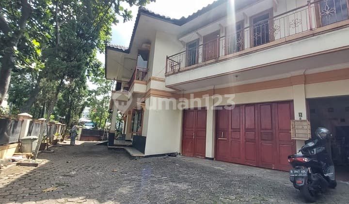 Rumah Besar 2 Lantai Bagus Untuk Kantor, Usaha, Sayap Surapati