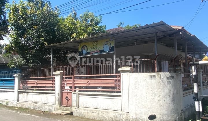 Rumah Induk + Rumah Kost Aktif di Cikutra, Bagus untuk Invest
