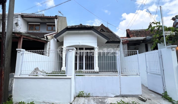 Rumah 2 Lantai Bagus untuk Rumah Tinggal/ Kantor, Sayap Jl Riau