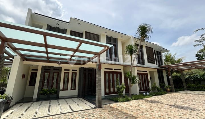 Rumah Mewah Full Furnished Ada Kolam Renang di Ciumbuleuit, Bdg
