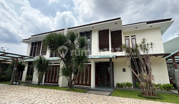 Rumah Sangat Mewah, Furnished, Ada Kolam Renang di Ciumbuleuit