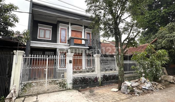 Rumah 2 Lantai Semi Furnished Lokasi Premium Sayap Jalan Cilaki