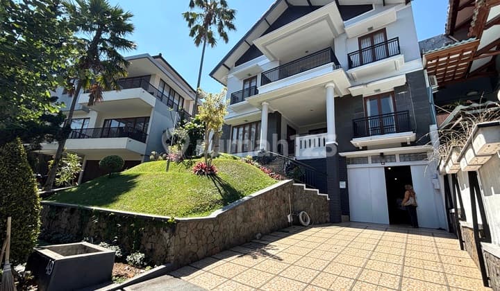 Rumah Mewah 2,5 Lantai Ada Kolam Renang, Full View, Dago Resort