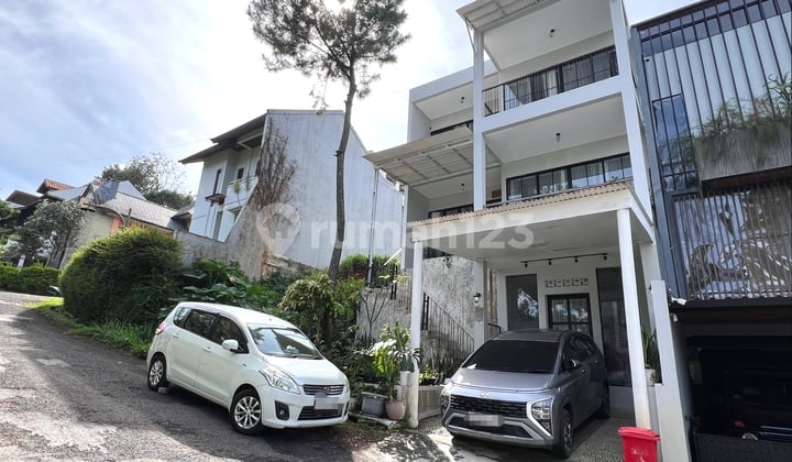 Rumah Mewah dengan Private Swimming Pool Komplek Elit Dago Resort