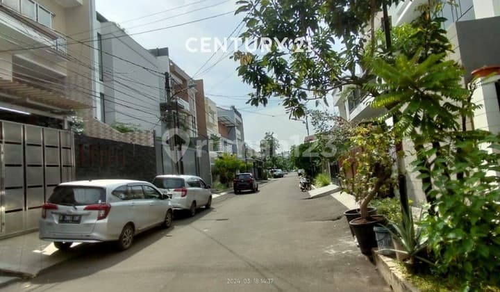 Rumah Seberang Mall Kelapa Gading Nyaman Bagus Jalan Lebar