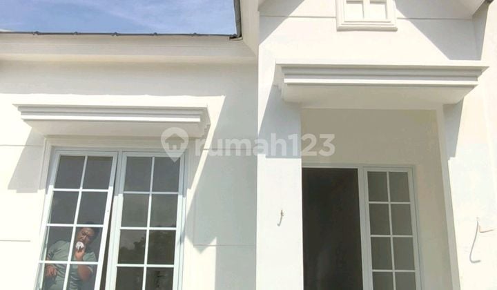 For Sale American Classic 2-Story House in Aws