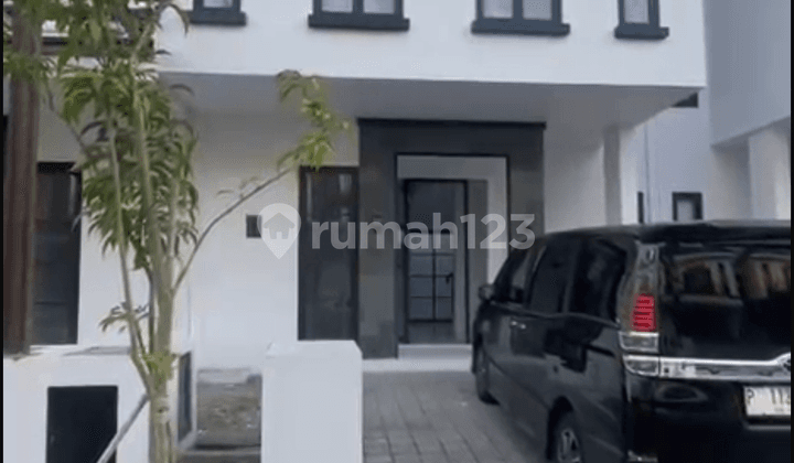Disewakan Rumah Baru Gress Dian Istana 2LT luas 149m 3KT Wiyung Surabaya Barat