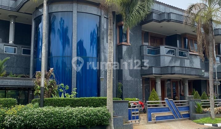 Rumah hook 2 lantai di Tanjung Barat, Jakarta Selatan.