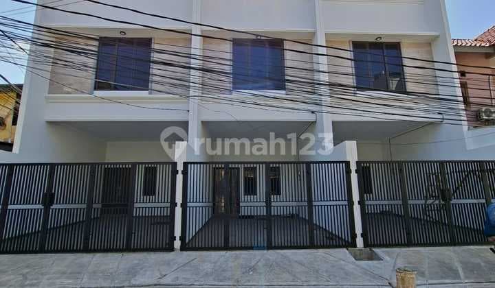 Rumah Baru Lokasi Sangat Strategis, Tanjung Duren Jakarta Barat
