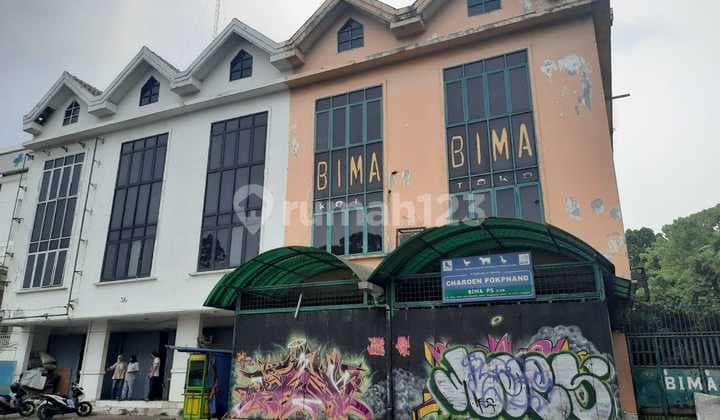 5 attached shophouses with a bonus warehouse. Suitable for business. Very busy location.