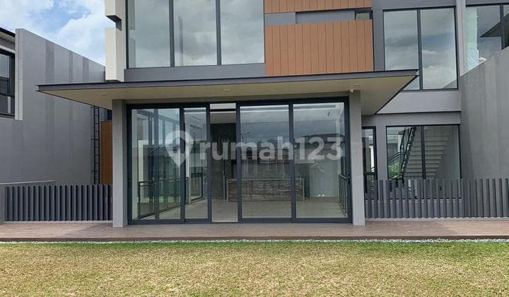 Rumah Mewah di Navapark Cluster Lyndon Lokasi Strategis, View Danau,Vakep, Siap Huni Dekat ke Mall,Kampus, Sekolah Internasional,Pusat Bisnis dan Kuliner,Yo