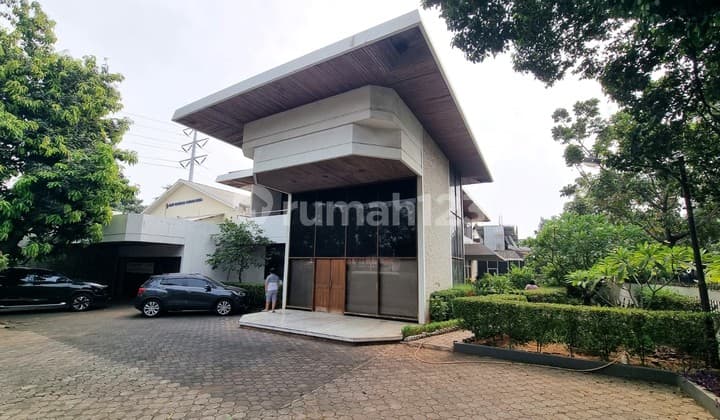 Rumah Klasik di Jalan Utama Cocok untuk Komersil