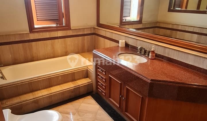 rumah mewah area intercon luas 3100m hadap selatan lingkungan nyaman