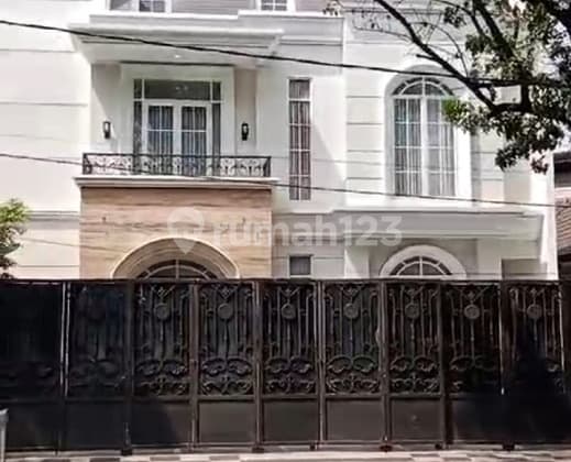 Rumah Mewah Menteng Bangunan Tahun 2022 Dengan Fasilitas Lift