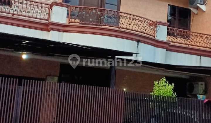 Gading Kirana Luas 180M Bangunan 2.5 Lantai Harga Nego Lingkungan Nyaman