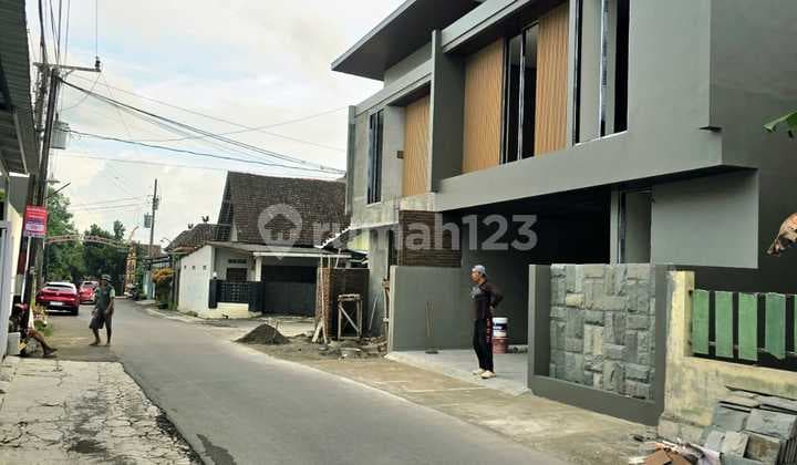 Rumah 2 Lantai Desain Kontemporer Modern di Utara Stadion Maguwoharjo Depok Sleman