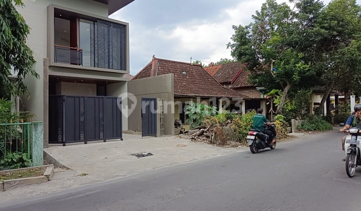 Contemporary Modern Luxury House in Wedomartani, Near Maguwoharjo Stadium