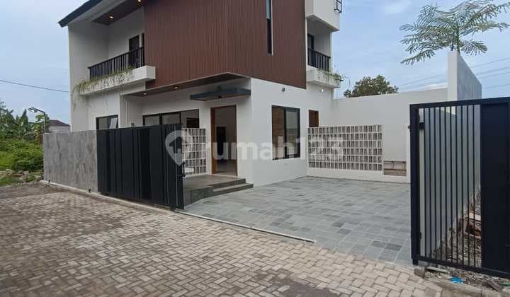 Rumah Mewah 2 Lantai Desain Modern Di Jl.Palagan Km 9,Dekat SCH