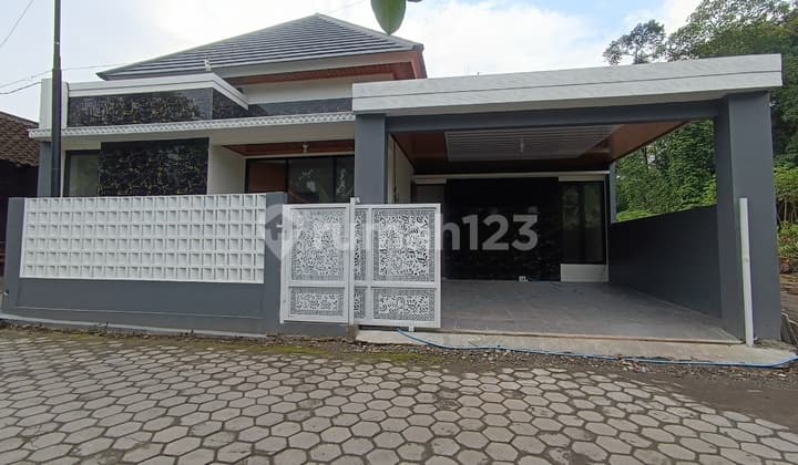 Ready-to-occupy house on Jl. Kaliurang km 13, near Pasar Jangkang and UII INTEGRATED Campus.