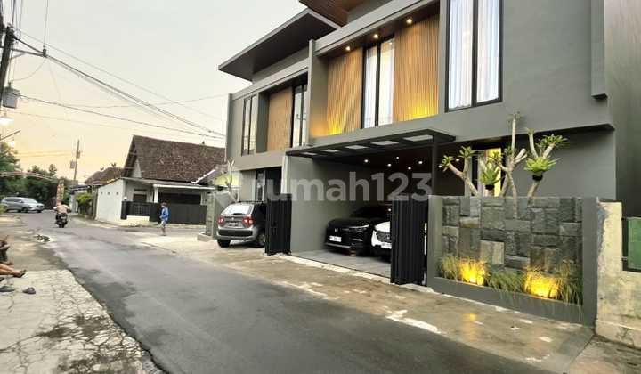 Rumah 2 Lantai Desain Kontemporer Modern di Utara Stadion Maguwoharjo Depok Sleman