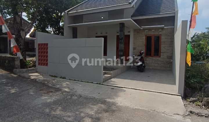 Rumah Cantik Modern di jl.palagan km 12,Dekat Pasar Rejondani
