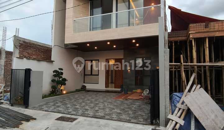 Ready-to-Occupy House with Modern Contemporary Design on Jl. Palagan, Near Filosopi Kopi.
